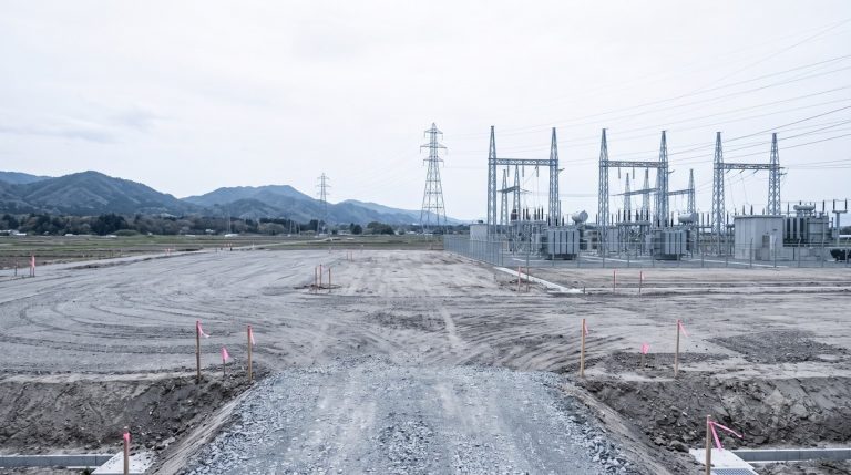 変電所に隣接する大規模な平坦地